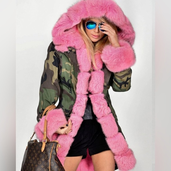 Gorgeous pink faux fur w/ camo parka jacketet - Picture 3 of 4